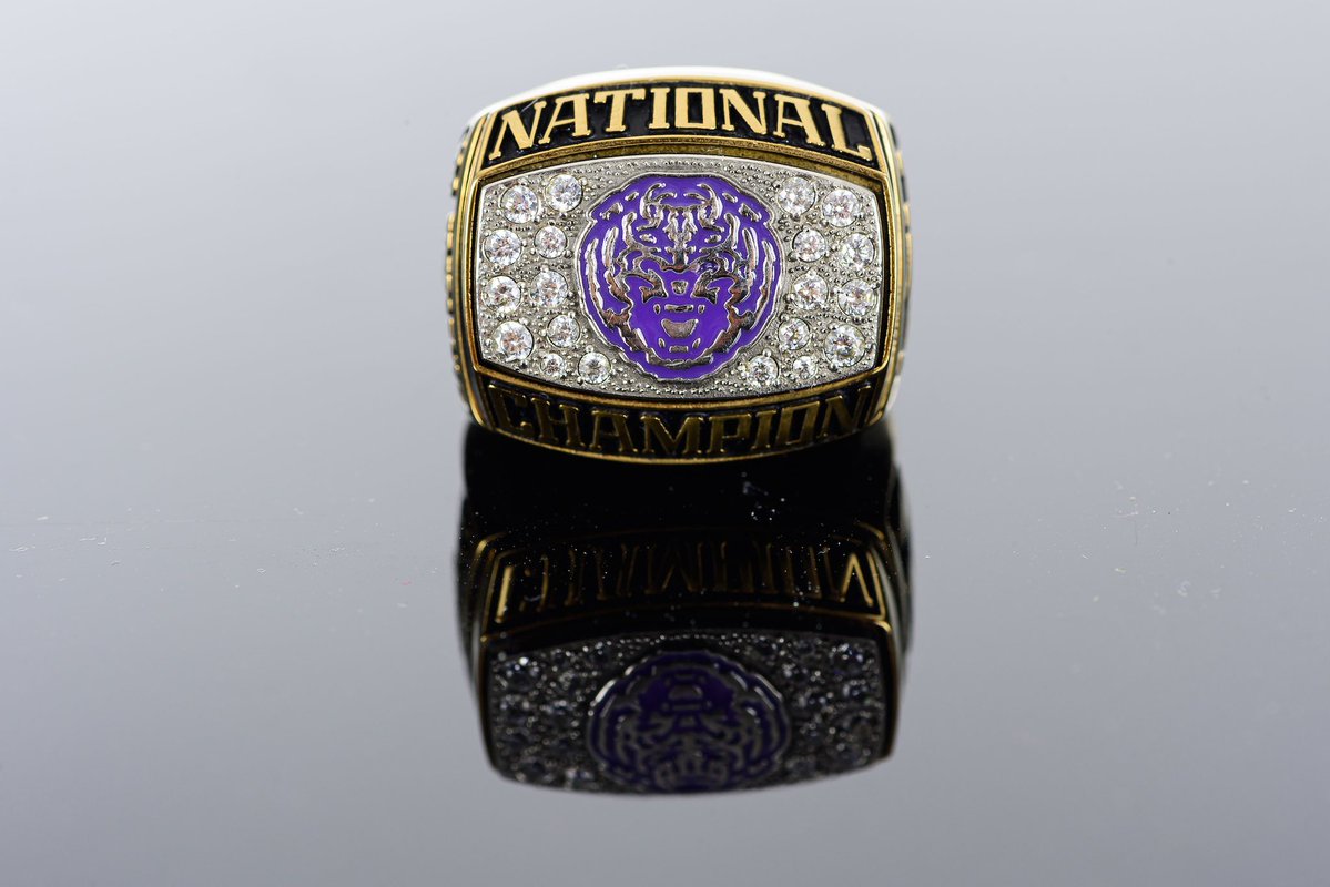 kylesockwell's tweet photo. Brooks Curry's 100 freestyle NCAA Championship ring is a work of art 🥶❄️ https://t.co/wEogXcz7gu