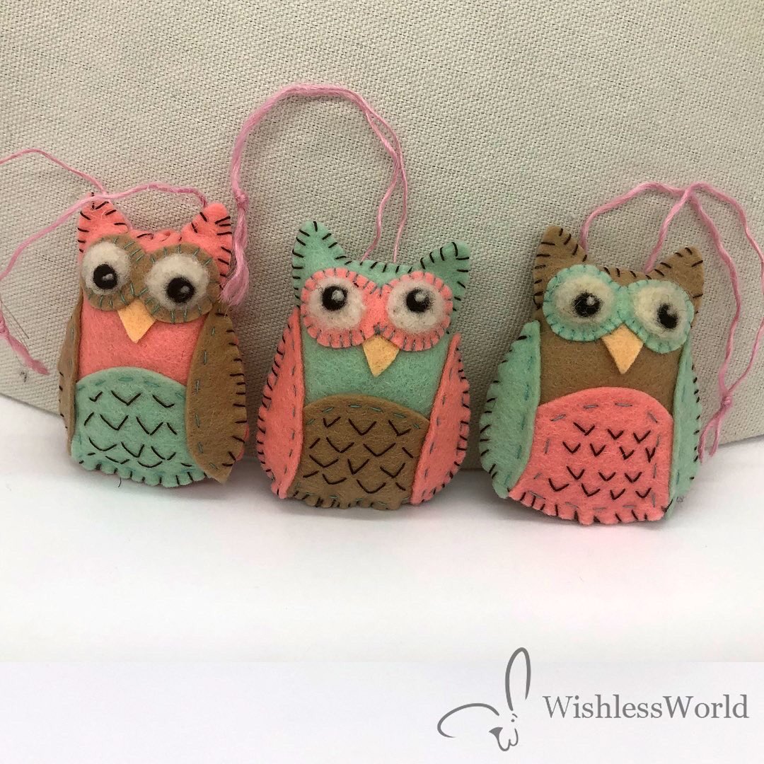 For little change of pace I worked on stitching some little ornaments. I’m not sure if this will be a one time deal or if I’m going to go crazy and make lots of them. 😋

#feltornaments #handstitched #wool #fiberartist #owl