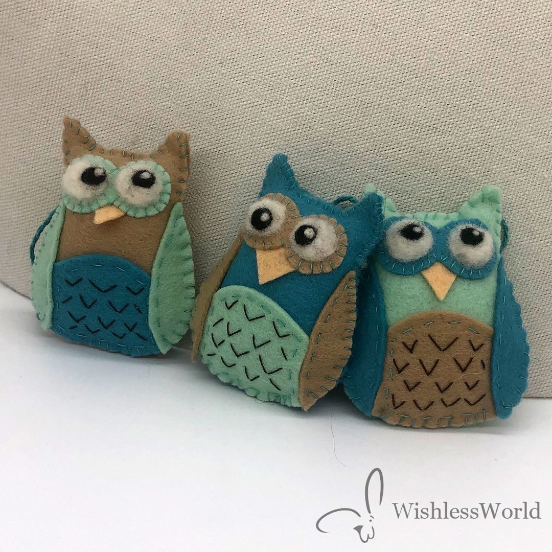 wishless15's tweet photo. For little change of pace I worked on stitching some little ornaments. I’m not sure if this will be a one time deal or if I’m going to go crazy and make lots of them. 😋

#feltornaments #handstitched #wool #fiberartist #owl https://t.co/paxEKEghTv