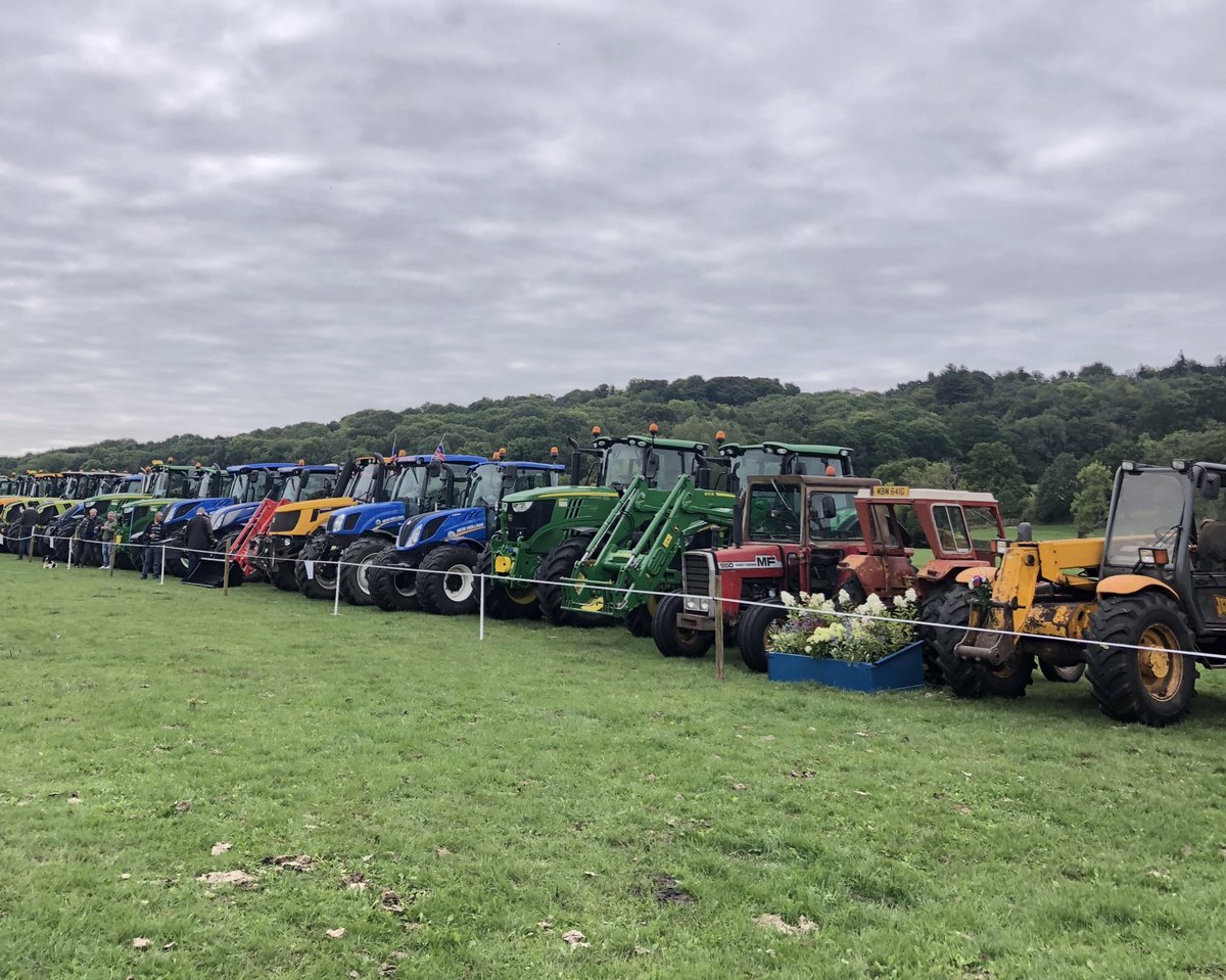 RaynerIzzy's tweet image. A ￼poignant￼ day today in Windsor. 🏰 
Farmers in the area paid their respects to the Queen, also a farmer, by doing a tractor tribute along the route to Windsor Castle in Runneymead. 🇬🇧
We had 26 tractors attend. 🚜 
#queensfuneral