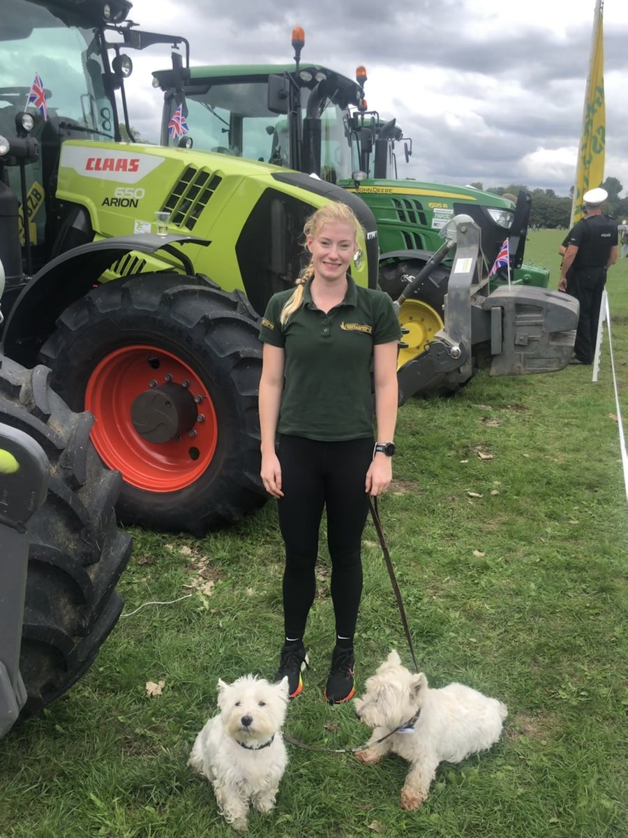 RaynerIzzy's tweet image. A ￼poignant￼ day today in Windsor. 🏰 
Farmers in the area paid their respects to the Queen, also a farmer, by doing a tractor tribute along the route to Windsor Castle in Runneymead. 🇬🇧
We had 26 tractors attend. 🚜 
#queensfuneral