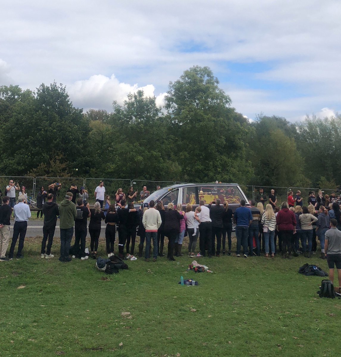 RaynerIzzy's tweet image. A ￼poignant￼ day today in Windsor. 🏰 
Farmers in the area paid their respects to the Queen, also a farmer, by doing a tractor tribute along the route to Windsor Castle in Runneymead. 🇬🇧
We had 26 tractors attend. 🚜 
#queensfuneral