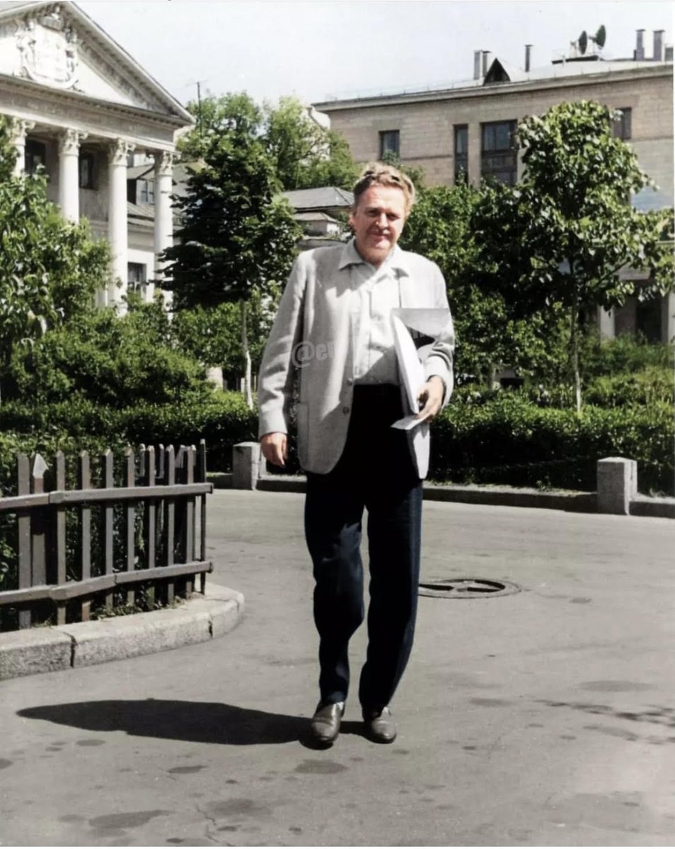 "Bitten aç, sıtmadan betersiniz.
Yüz Türkiye olsa, elinizden gelse yüzünü de zincire vurur
yüz kere satarsınız...
Milletimin en talihsiz gecesi
Ana rahmine düştüğünüz gecedir."