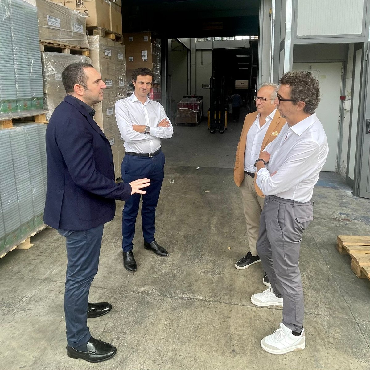 Oggi ho incontrato alcuni imprenditori campani.
E' chiaro come alcune realtà produttive di questa terra non abbiano nulla da invidiare al nord. 
Le imprese hanno bisogno di uno stato amico: 
- burocrazia + incentivi. 
Solo così Nord e Sud potranno viaggiare alla stessa velocità.