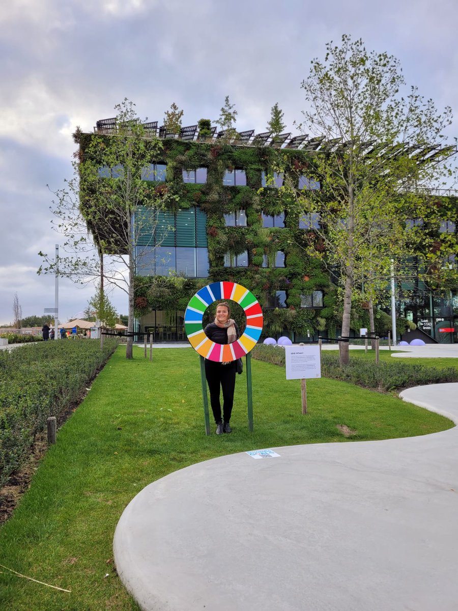 BrendaBrouwer's tweet photo. Inspiratie opgedaan met mn moeder: #duurzaam, #circulair en #biodiversiteit in de stad bij de @FloriadeExpo in @almere (waar ik ben opgegroeid). Werd blij van al het groen en blauw🏞️. Binnenkort zorgen dat er thuis een #sedumdak er komt, naast de #waterton 💧 en wormenbak🪱!🌱 https://t.co/STmRbvcKJJ
