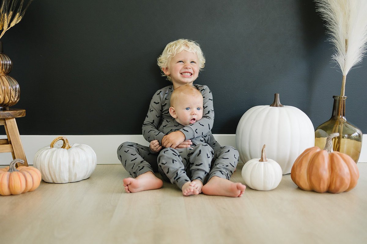 These Bat Cozy Sets have us in love at first bite 🦇 

#halloweenoutfit #cozysets #mebiebaby #batpajamas #halloweenbaby #halloweentoddler