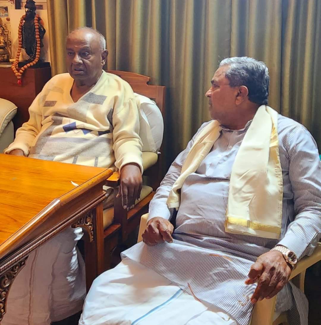 CGonaik's tweet photo. Non- political

Happy to see this picture, some sort of Nostalgia for Karnataka Politics,Indeed they have made many youngsters as statesman, Much to learn from their way of politics to reach public #massleaders https://t.co/iaO7gcgwJA