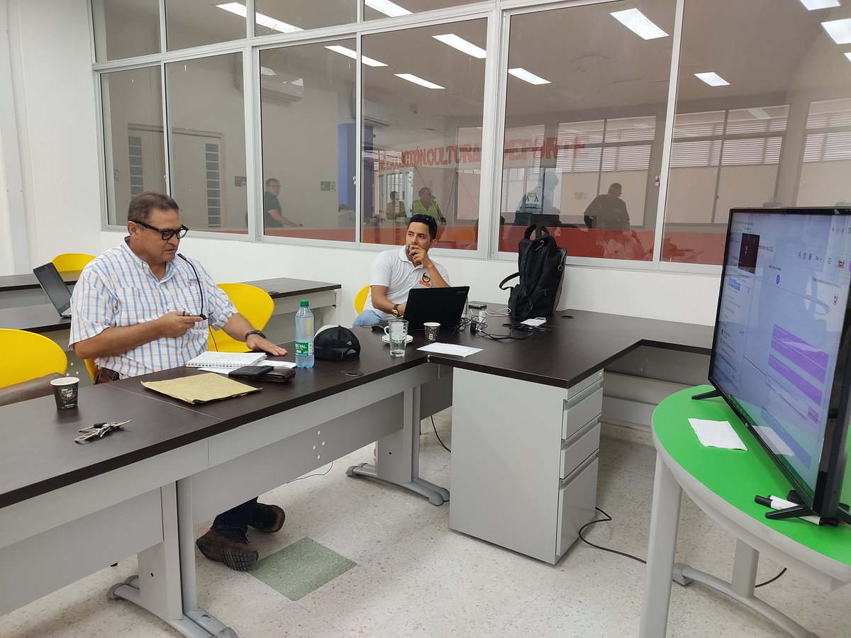 GobMpalCastilla's tweet photo. #AEstaHora | La Administración Municipal en cabeza del alcalde Fernando Amézquita y la secretaría de Gobierno, Seguridad y Movilidad, realizan comité extraordinario de orden público en el municipio, con el fin de socializar proyectos con cargo al fondo de seguridad. https://t.co/0Xxsg2rxwL