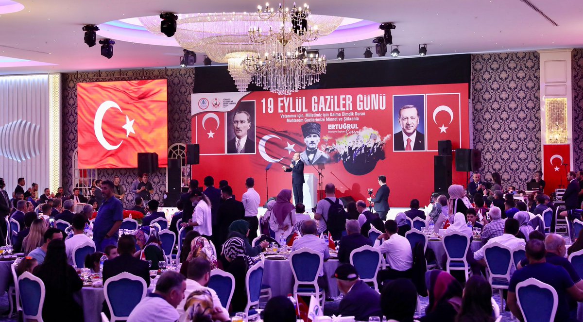 suleymansoylu's tweet photo. Gazi, aynı zamanda sabır ehlidir. 
Şehadet niyetiyle yola çıkmıştır, nasibine gazilik düşer ve sabırla bekler.
İşte o süre, toplum için bir nimettir...

Bize ne ile mücadele ettiğimizi, sorumluluklarımızı hatırlatır. Mücadelemiz için bize güç verir, inancımızı tazeler... https://t.co/OJIPMaDEqj