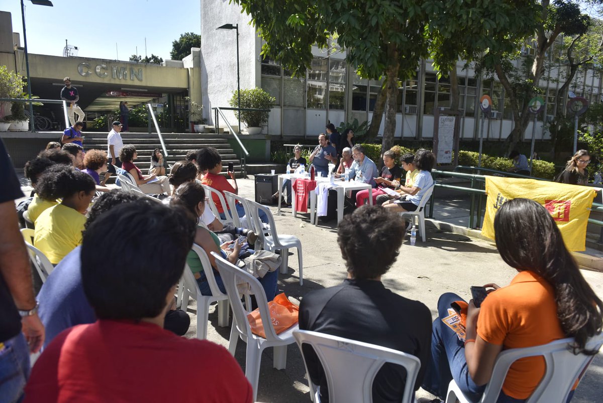 pauloganime's tweet photo. Ao longo da nossa trajetória para mudar o Rio, participei de diversos debates que não foram televisionados, mas contaram com um grande público jovem ouvindo atentamente às ideias dos candidatos 😄

🚀Eu fui em todos! Na Maré, na PUC-Rio e hoje, na UFRJ. 

#voteganime30 https://t.co/DjSnpmFnz4