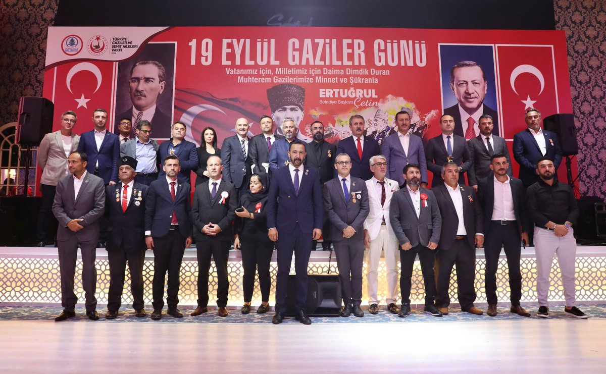 suleymansoylu's tweet photo. Gazi, aynı zamanda sabır ehlidir. 
Şehadet niyetiyle yola çıkmıştır, nasibine gazilik düşer ve sabırla bekler.
İşte o süre, toplum için bir nimettir...

Bize ne ile mücadele ettiğimizi, sorumluluklarımızı hatırlatır. Mücadelemiz için bize güç verir, inancımızı tazeler... https://t.co/OJIPMaDEqj