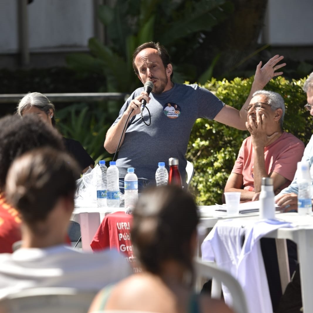 pauloganime's tweet photo. Ao longo da nossa trajetória para mudar o Rio, participei de diversos debates que não foram televisionados, mas contaram com um grande público jovem ouvindo atentamente às ideias dos candidatos 😄

🚀Eu fui em todos! Na Maré, na PUC-Rio e hoje, na UFRJ. 

#voteganime30 https://t.co/DjSnpmFnz4