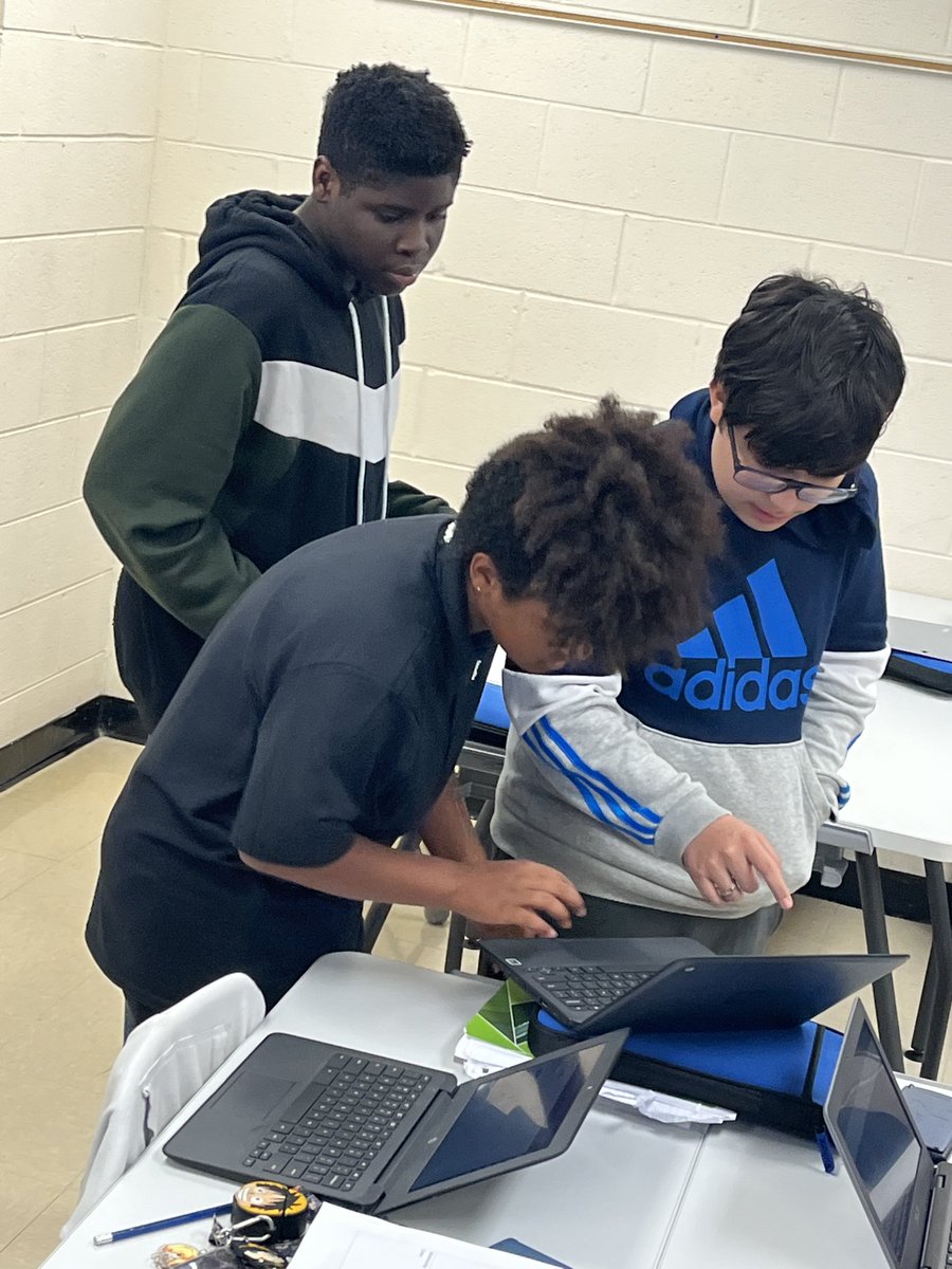 FinleyMath's tweet photo. I love to see students respectfully “argue” their thoughts about math. Don’t worry, it ended peacefully with the correct answer jointly agreed upon. #cridgepride https://t.co/uPQGwuJbV9