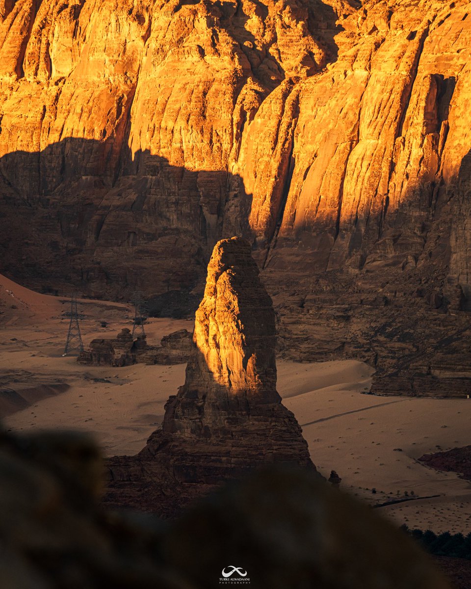 اعترف بأن الاضاءة هنا 👇🏼
كانت فاتنة للنظر والتأمل 👌🏼

صورة من #العلا لجبل يشعر بالوحدة 😴
بين جبال عظيمة🌄 

#تركي_الودعاني #alulamoments