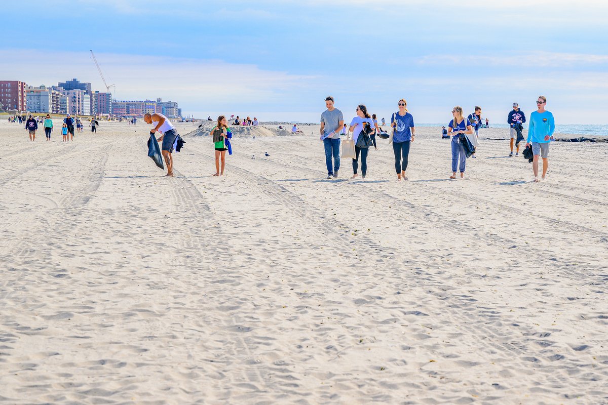 FCousteauOLC's tweet photo. The #FCOLC had a great #ICCDay this weekend with our cleanup partners in Long Island on Saturday.
Our Long Beach location saw 181 #volunteers and participants of families, teachers, students, and local residents. We picked up 165 lbs of debris along the #beach! https://t.co/mU7uhorzax
