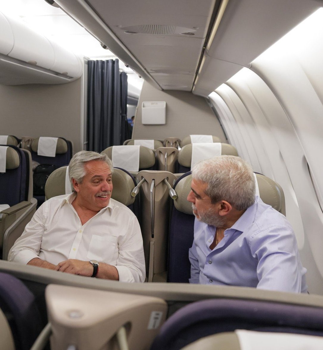 atlanticsurff's tweet photo. Alberto viajó a New York con Aníbal Fernández y 50 amigos cuyo paseo nos costó 21 millones, al mismo tiempo que un jubilado de 76 años tiene que vender encendedores para poder comer. Esto votaron. 👇👊💣✌🏿🔥 https://t.co/u9oGPeerLV