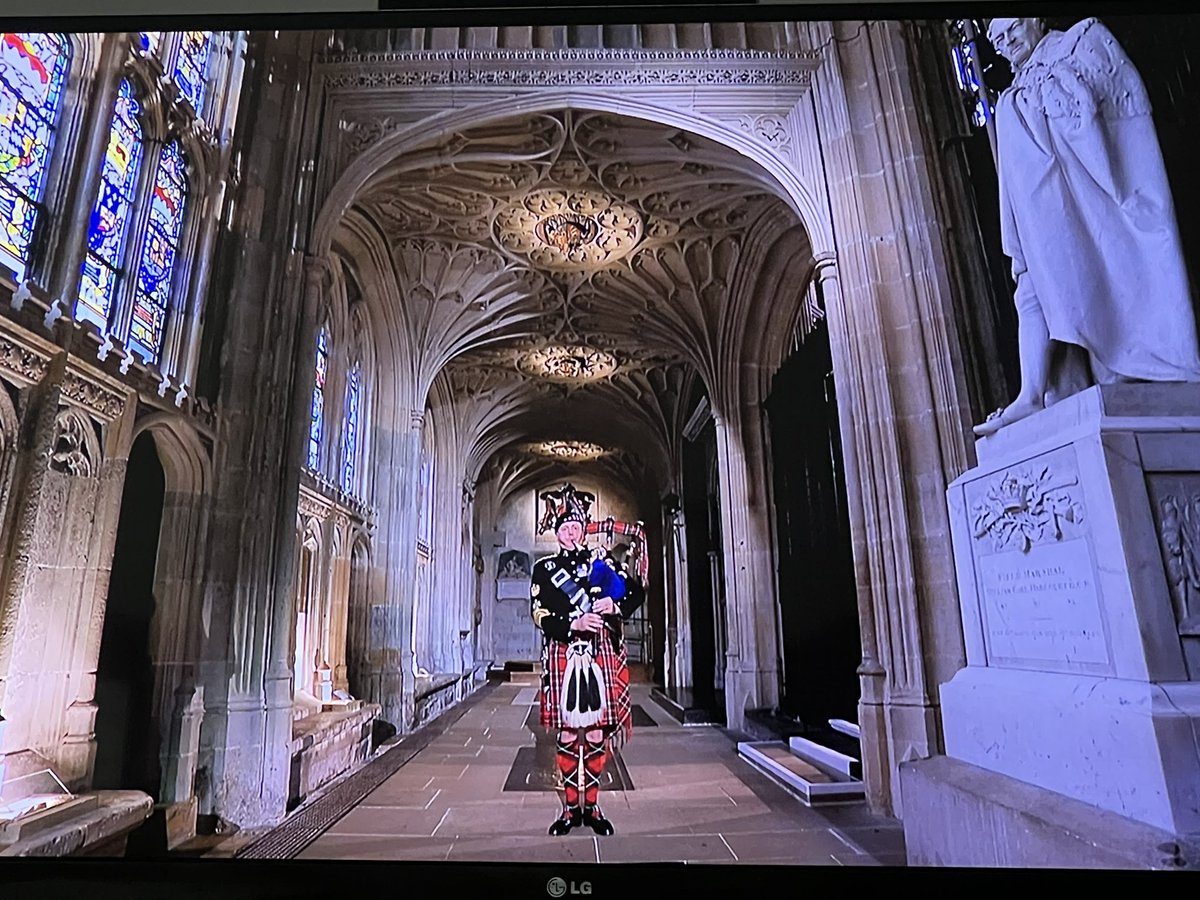 DawnGreig's tweet photo. The lone piper really got me. Wonderful day of services, for a very deserving person. Excellent coverage @BBCWorld #QueenElizabethII https://t.co/hi4EraPDRy