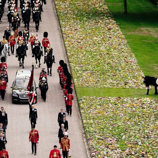 jayne_eggins's tweet photo. I was moved by the poignancy of the #queensfuneral but this moment as her beloved Pony Emma said Goodbye tipped me over the edge 😭 The UK did a magnificent job honouring #QueenElizabethII they should all be proud. As she would.

#queenspets 💔😭🥺 #Britain #Goodbye #ThankYou https://t.co/LFdoYVcPBD