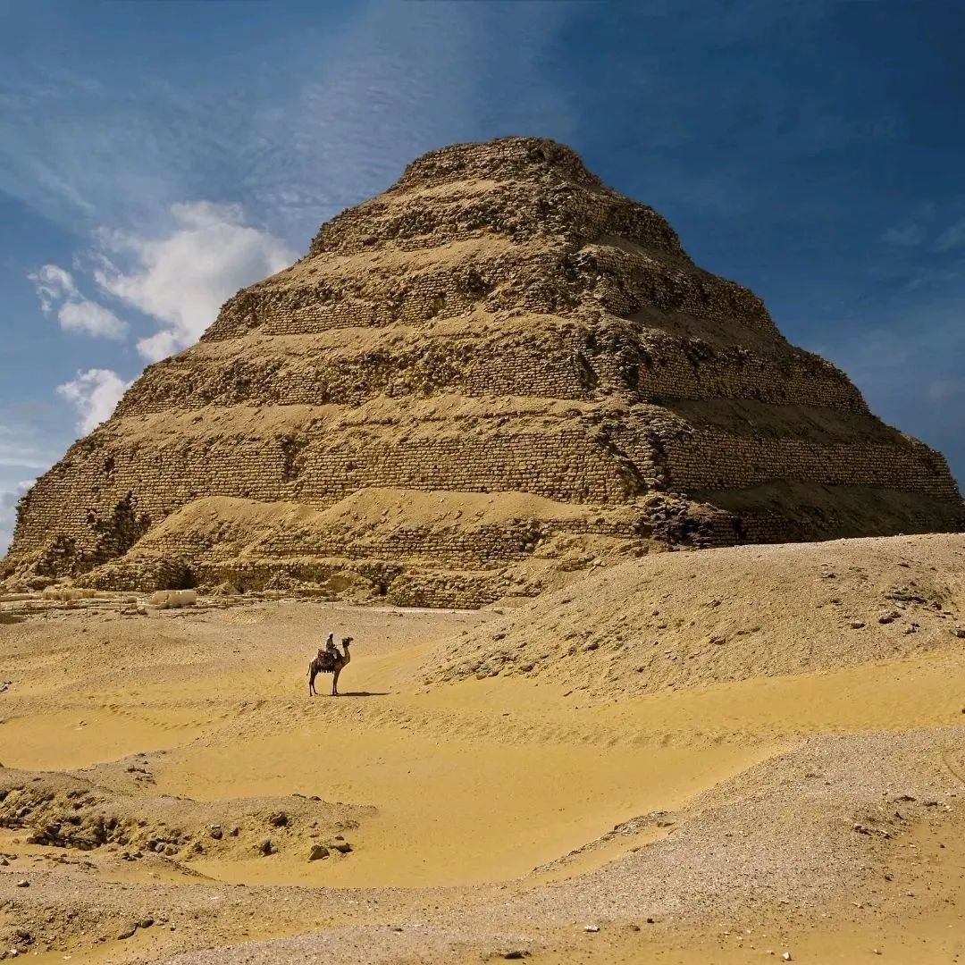 La pirámide escalonada de Zoser, (gobernó de 2682 a 2663 a.C) III Dinastía del Antiguo Egipto #Saqqara (Foto©️Pharaohs of Egypt/Instagram)