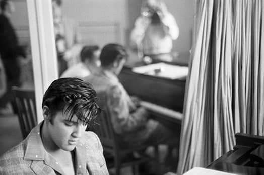 elvis_france's tweet photo. Elvis and his cousin #GeneSmith on the set of LOVING YOU, 1957
#ElvisHistory #Elvis2022 #Graceland #Memphis #Rocknroll 👑👑♥️♥️ https://t.co/lDRHNuuaXb