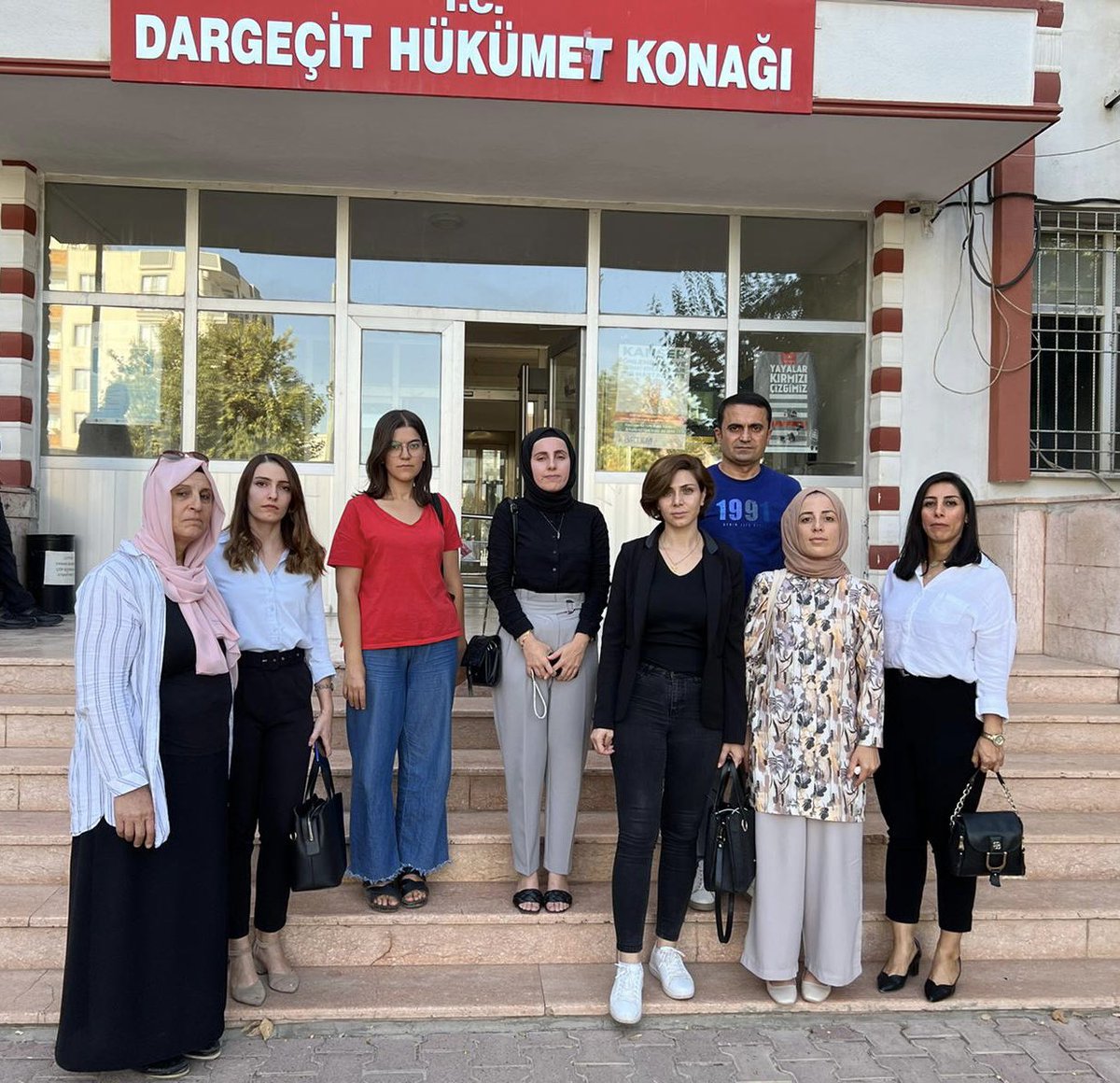 mardinbarokadin's tweet photo. 16.09.2022 tarihinde Dargeçit ilçesinde meydana gelen kadın cinayetine ilişkin bugün aileye taziyelerimizi sunmak üzere Dargeçit’teydik. Olaya ilişkin aile ile yaptığımız görüşmenin ardından soruşmayı yürüten Cumhuriyet Savcısı ile de görüşme sağlayıp, dosyayı inceledik. https://t.co/OMK7a9tlOB