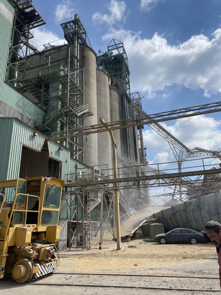 MAJOR GRAIN COLLAPSE: Happened earlier today at the Anderson Grain facility in Delphi.  Thankfully, all employees are accounted for &amp; no injuries are reported.

This morning, there was also a fire at this facility.

(📸cred: Delphi FD)