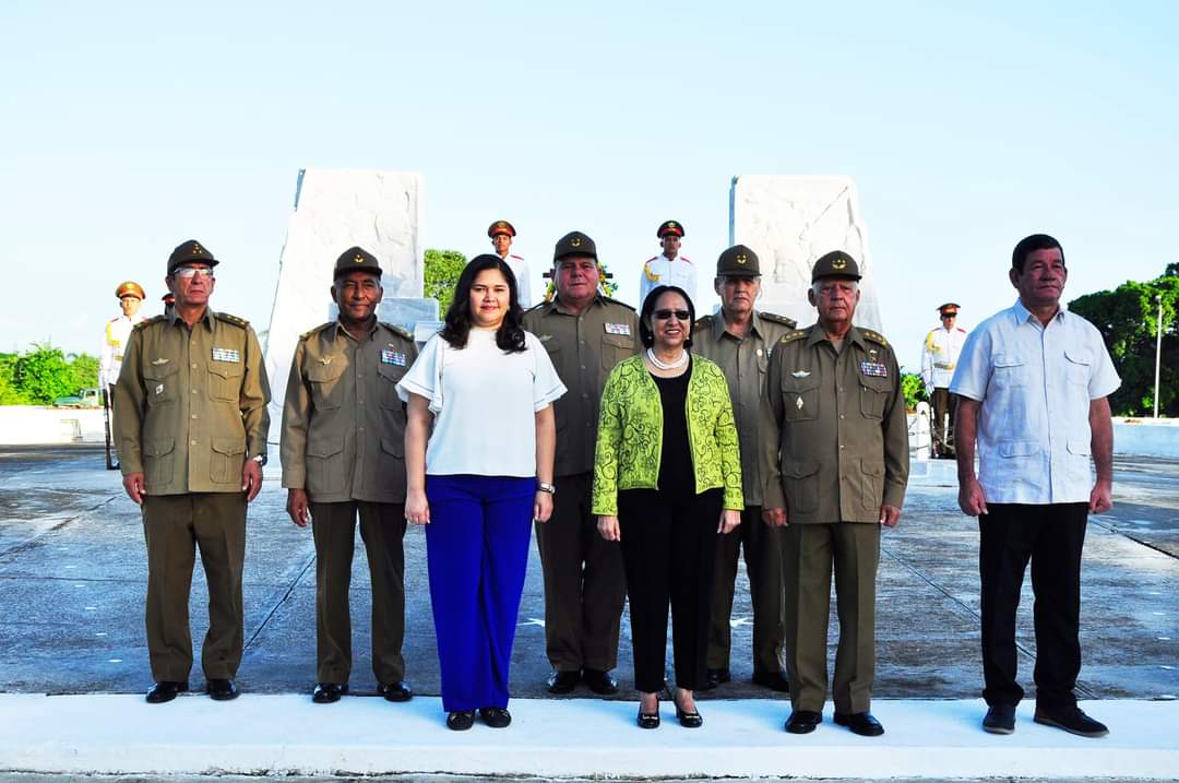 MinfarC's tweet photo. Far Cuba recibe a Rosa Adelina Barahona Castro, ministra de defensa de la República de Nicaragua, el acto de bienvenida fue presidido por el héroe de la República de Cuba general de cuerpo de ejército Joaquín Quintas Solá. #PorCubaVenceremos https://t.co/pUg8DWmpfd