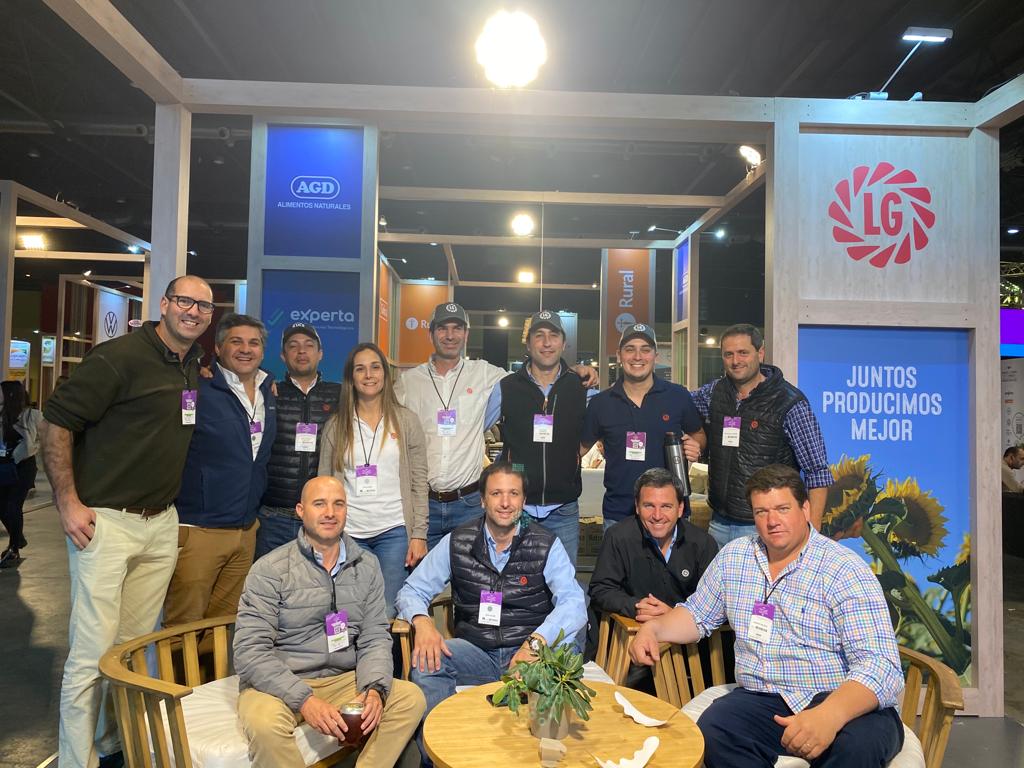 Felicitamos a <a href="/crea_arg/">CREA</a> por el #congresocrea2022 y compartimos foto de nuestro equipo presente en #LaRural. Una oportunidad única para "ampliar el campo de nuestra mirada". 

#deproductoraproductor 
JUNTOS PRODUCIMOS MEJOR