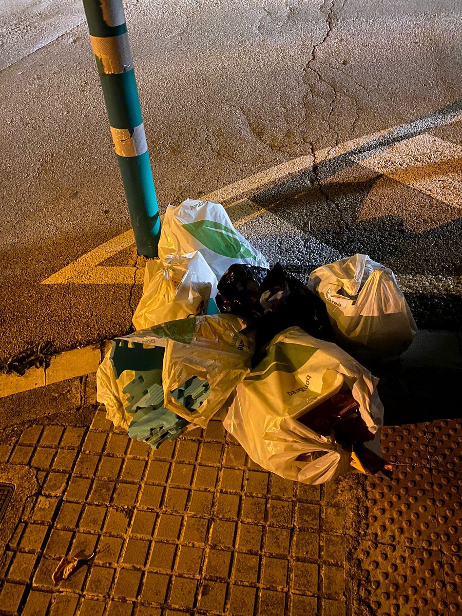 No n’hi ha prou que des de divendres tinguem la bossa d’escombraries oberta al costat de casa, avui els porcs antiporta a porta ens han deixat 6 regalets @ajlagarriga.