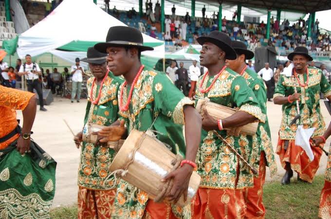 nigerdeltafest's tweet photo. Drumming is a fundamental part of every marvelous festival in Ijawland. It is what makes every occasion seemingly memorable as they are somewhat believed to be able to summon great spirits from beyond. Skilled drummers always steal away the excitement during important occasions. https://t.co/uCO1RhlAiP
