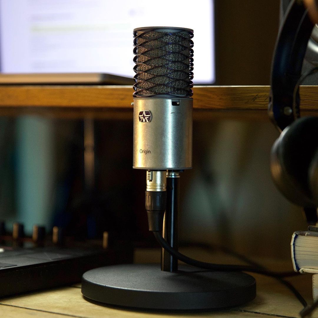 Aston_Mics's tweet photo. #MicMonday 🎙💜

📸: thibaut_fleury_cp (IG)

#miclocker #astonorigin #astonmics #astonmicrophones #audio #sound #mic #studio https://t.co/0HBXmDpjdT