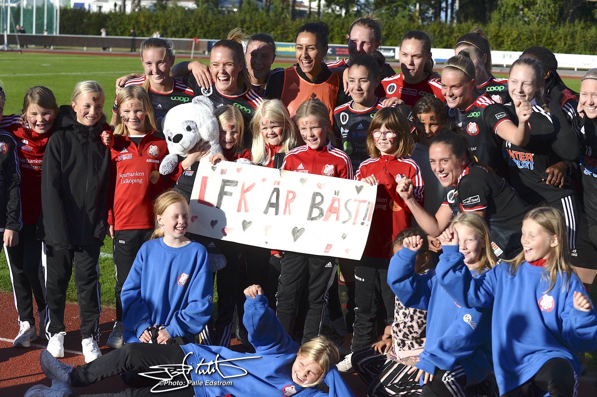 LFKLFKLFK's tweet photo. På lördagens match mot Mallbacken var F2013 maskotar och hejarklack ❤️🤩🖤! Ett mycket uppskattat inslag och något som vi gärna ser mer utav🙌🏼😍! Tack för ert stöd🙏🏼. Imorgon ser vi fram emot att möta våra barn/ungdomar på Ågårdsvallen igen⚽️👏💫!  

#viärLFK #tillsammans #lfkdam https://t.co/zwKd2Kzd4m