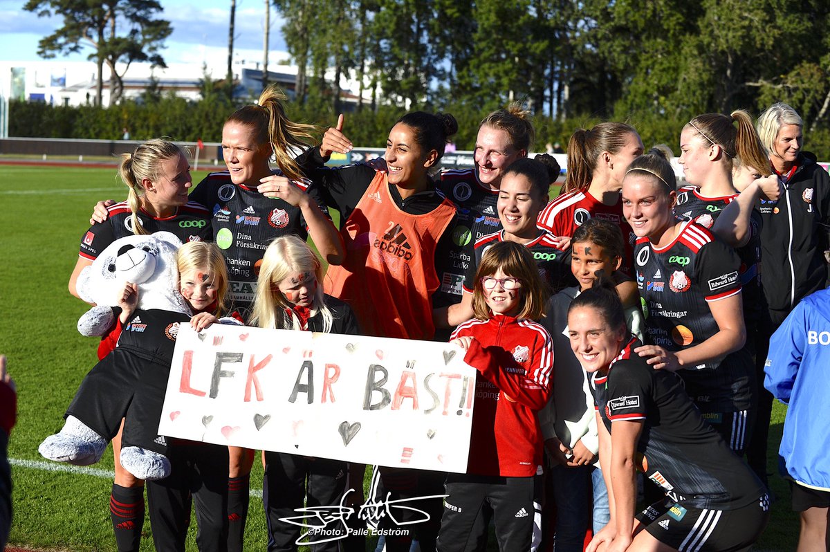 LFKLFKLFK's tweet photo. På lördagens match mot Mallbacken var F2013 maskotar och hejarklack ❤️🤩🖤! Ett mycket uppskattat inslag och något som vi gärna ser mer utav🙌🏼😍! Tack för ert stöd🙏🏼. Imorgon ser vi fram emot att möta våra barn/ungdomar på Ågårdsvallen igen⚽️👏💫!  

#viärLFK #tillsammans #lfkdam https://t.co/zwKd2Kzd4m