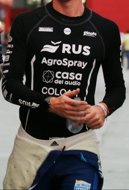 Hola gente 
Hoy me abrieron el auto en ROSARIO y me robaron el bolso con la ropa del auto de carrera 
Buzo anti flama / guantes / botas / ropa interior ignífuga 
Si a alguien se lo ofrecen o lo ven publicado por favor comuníquense a este número 3413643834 🙏