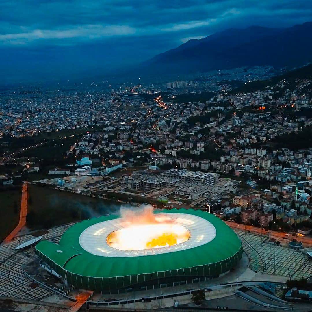 Türkiye'de kurulan ilk taraftar grubu Bursaspor'un Teksas grubudur. (1967)

Gurbetçi Gençler (1980)
Çarşı (1982)
GFB (1998)
ultrAslan (2001)