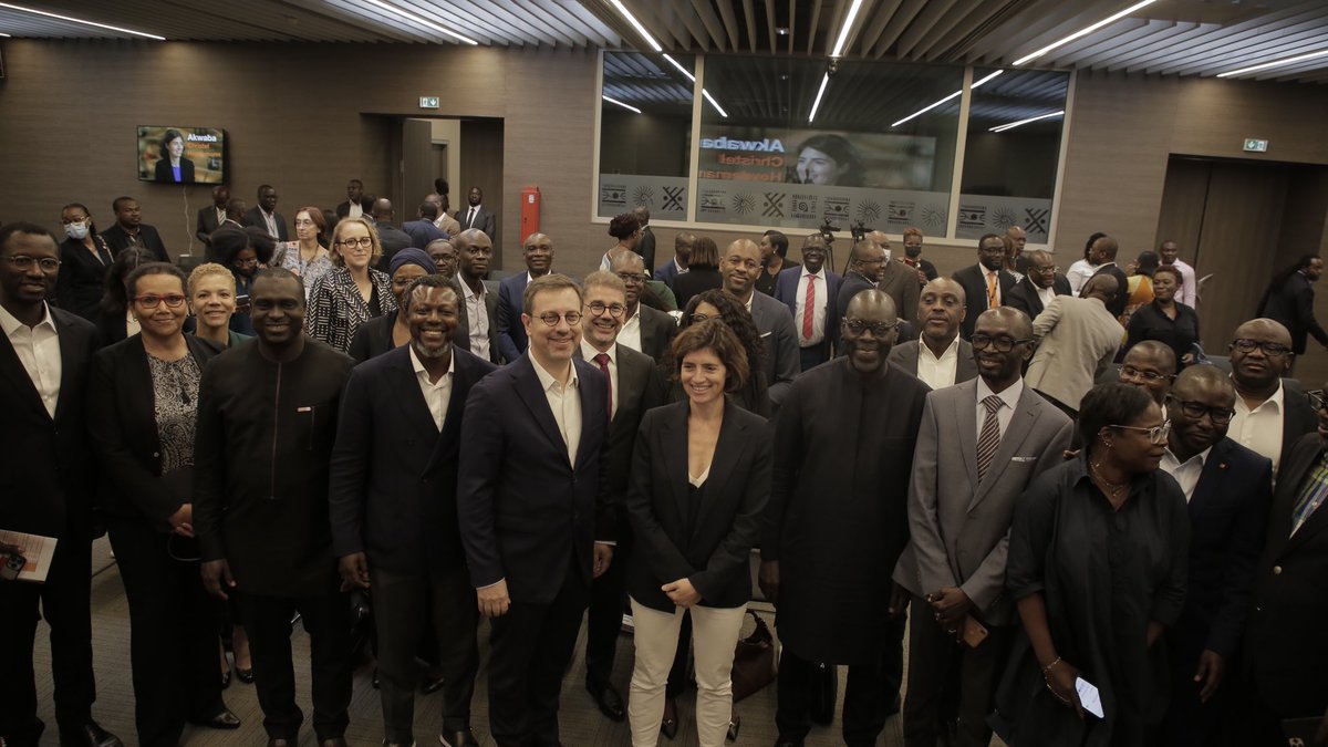 Cheydema's tweet photo. Abidjan, quel accueil ! 😃 
Merci aux équipes d’@CI_Orange pour nos échanges passionnants et surtout pour votre engagement quotidien au service des Ivoiriens et des Ivoiriennes 👏🏼 La Côte d’Ivoire est un laboratoire d’innovation pour @orange, une dynamique à conserver ensemble ! https://t.co/TdRtGmZYJC
