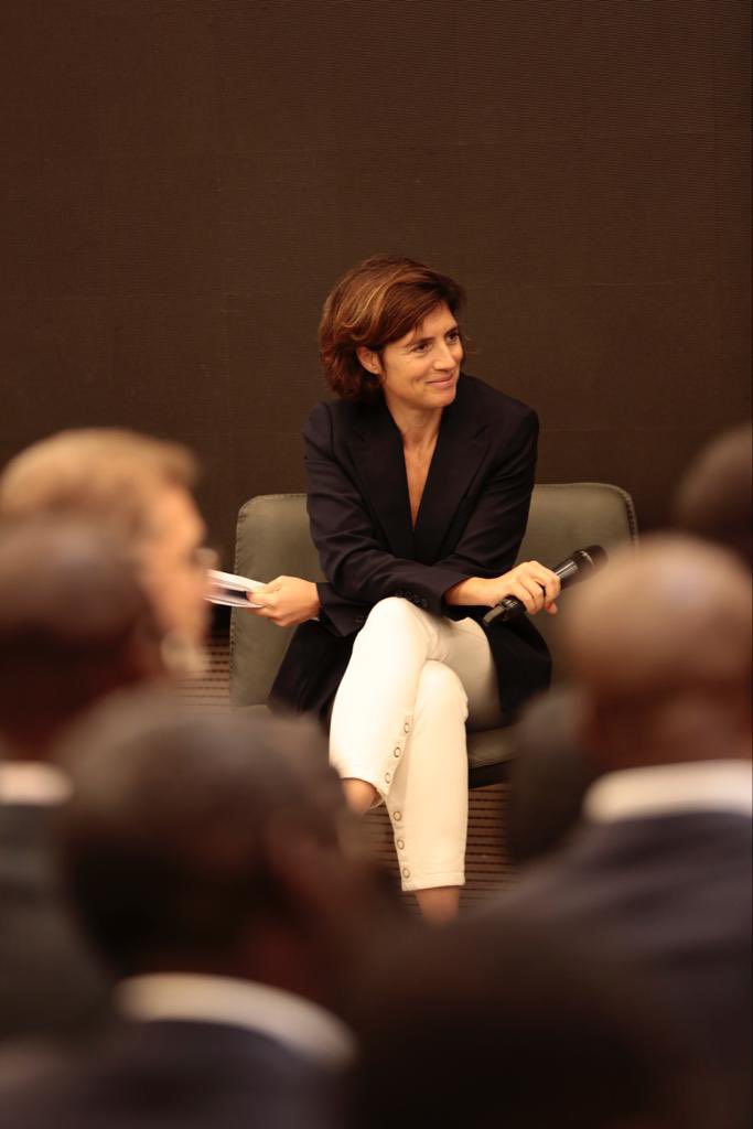 Abidjan, quel accueil ! 😃 
Merci aux équipes d’<a href="/CI_Orange/">@CI_Orange</a> pour nos échanges passionnants et surtout pour votre engagement quotidien au service des Ivoiriens et des Ivoiriennes 👏🏼 La Côte d’Ivoire est un laboratoire d’innovation pour <a href="/orange/">Orange</a>, une dynamique à conserver ensemble !