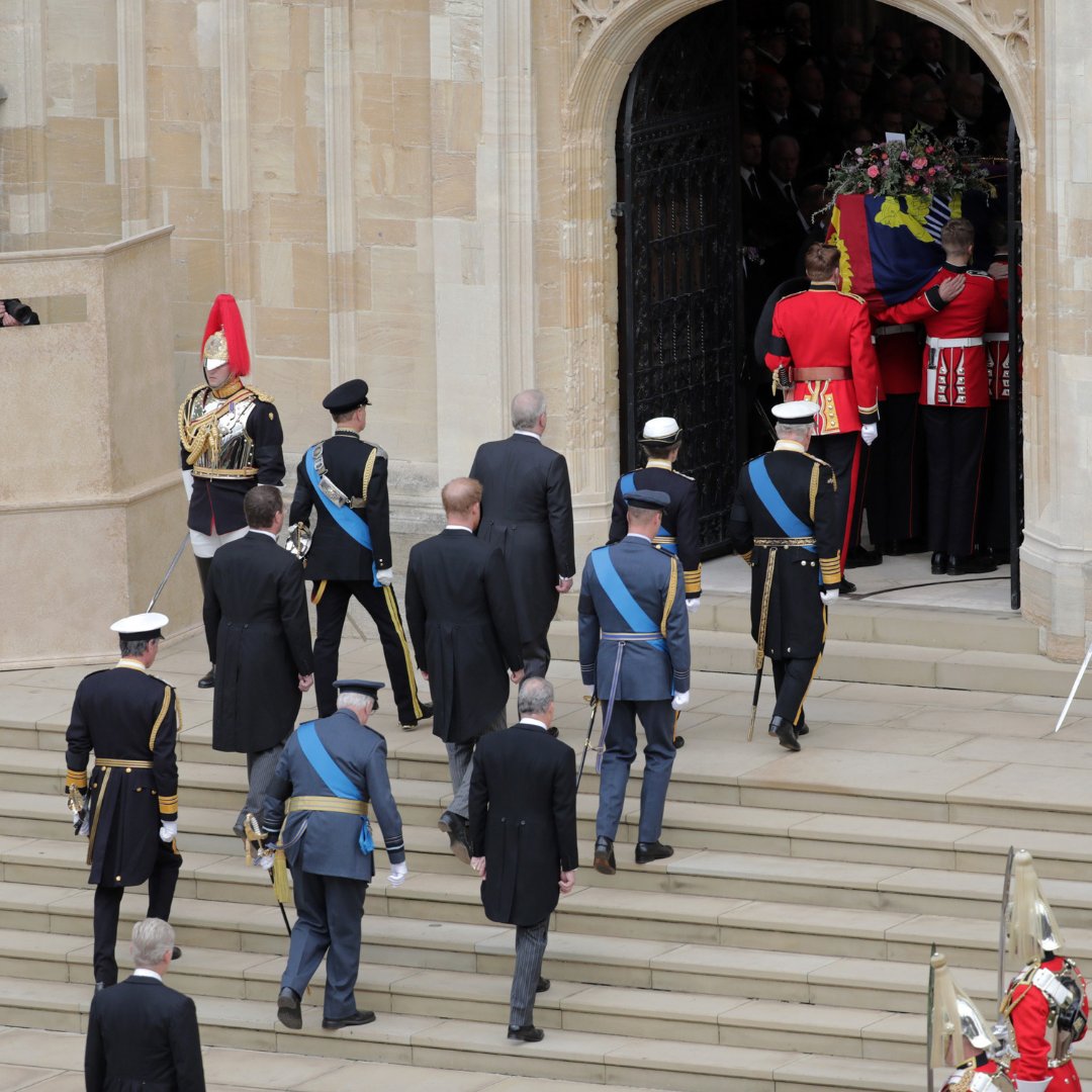 The coffin of Queen Elizabeth II, the late Commander-in-Chief of the Armed Forces, enters St George VI Chapel at Windsor Castle. 📷 MOD