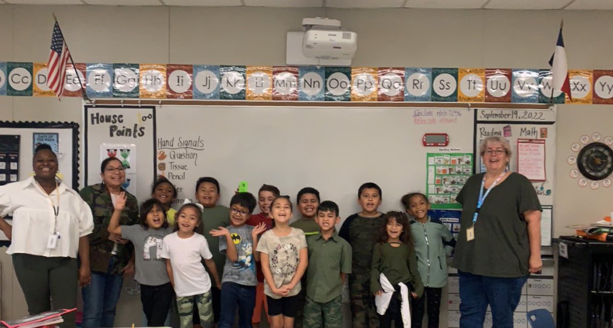 DaeshaEllison's tweet photo. Spirit Week Day 1: GO GREEN 💚✅ @plumcreekelem https://t.co/hhzfXq77p8