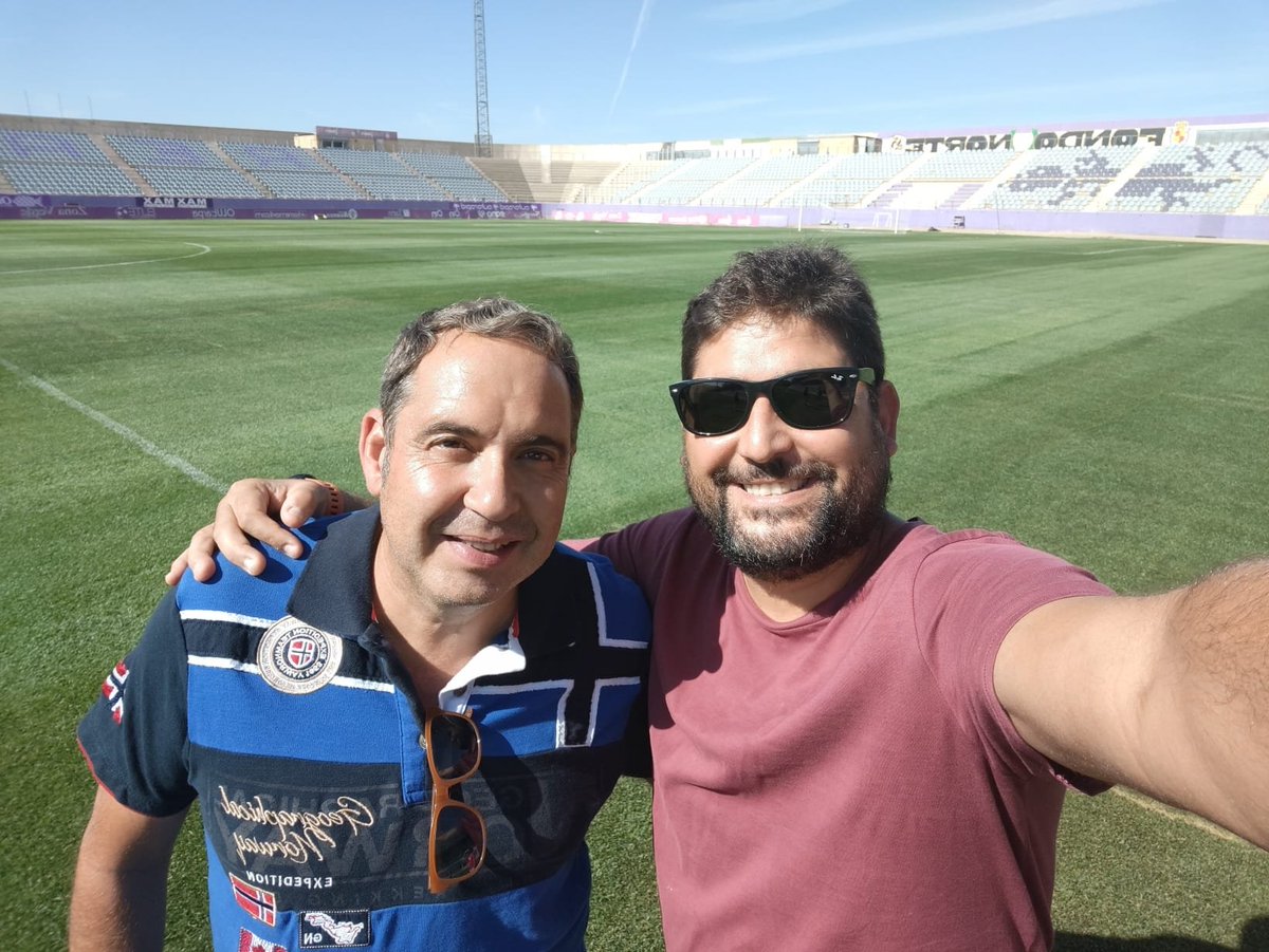 castillo_jaen's tweet photo. Miembros de nuestra peña colaborando con el club, como siempre. Rafa Talavera, uno de los responsables de arreglo del estadio y Cristóbal Barrionuevo, #speaker desde hace varias temporadas. Felicidades por el trabajo!! https://t.co/7ADqPvFP2A