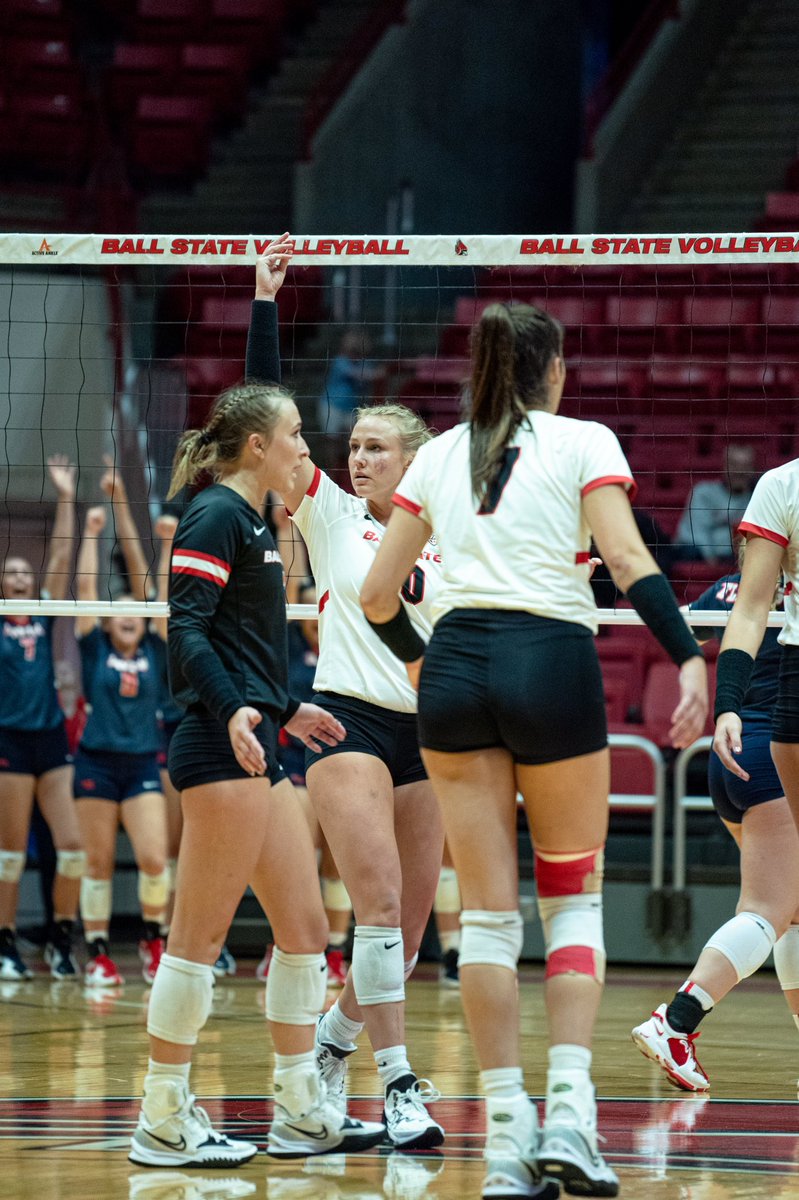 n_l_lawler's tweet photo. volleyball reacts 📸🏐 https://t.co/jhC6I0Sz9n
