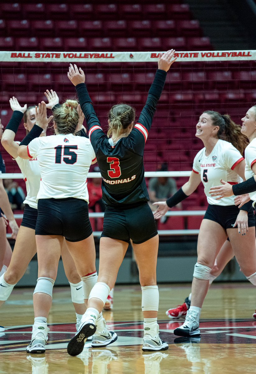 n_l_lawler's tweet photo. volleyball reacts 📸🏐 https://t.co/jhC6I0Sz9n