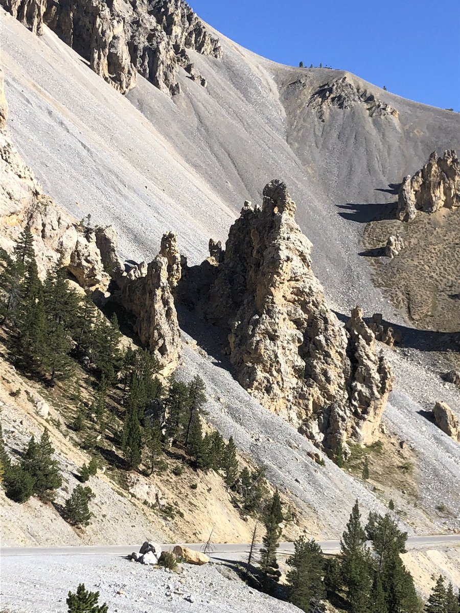 edalmea's tweet photo. Il Col d’Izoard in #Francia è uno dei “giganti” sulla Route des Grandes Alpes. Un valico che amiamo per le sue incredibili formazioni rocciose. #OnTheRoad #Travel @NonSoloTuristi @viaggiatori @IT_AtoutFrance @BarbaraLovato1 https://t.co/0Y9b8TO4zd