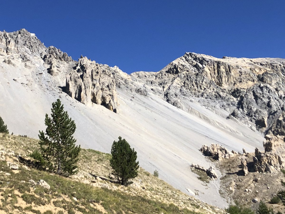 edalmea's tweet photo. Il Col d’Izoard in #Francia è uno dei “giganti” sulla Route des Grandes Alpes. Un valico che amiamo per le sue incredibili formazioni rocciose. #OnTheRoad #Travel @NonSoloTuristi @viaggiatori @IT_AtoutFrance @BarbaraLovato1 https://t.co/0Y9b8TO4zd