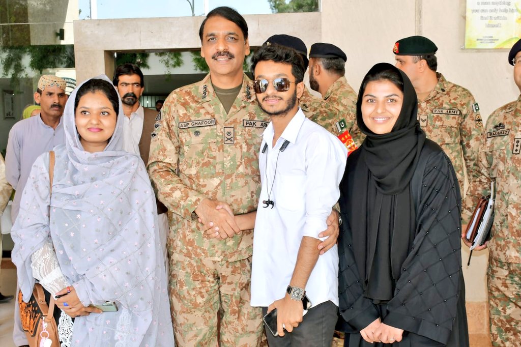 qazi1101's tweet photo. Corps Commander Balochistan while stressing the importance of self-accountability said that as a nation it is our individual and collective responsibility that instead of criticizing criticism, we should fulfill our national and social responsibility.....
#BUITEMS #Quetta 
1/2 https://t.co/knnnsAByrm