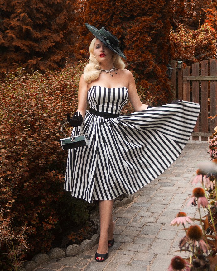 tatyanaboutique's tweet photo. Walk off the Monday blues w/ @pastelantoinelle in the Lydia dress - it's giving major #beetlejuice vibes! 🖤🤍

#fallfashion #autumn #autumnaesthetic #retrofashion #vintagefashion #pinupsofinstagram #spookyseason #halloweenfashion #halloween #outfitinspiration #outfitoftheday https://t.co/jSwk4ORgfy