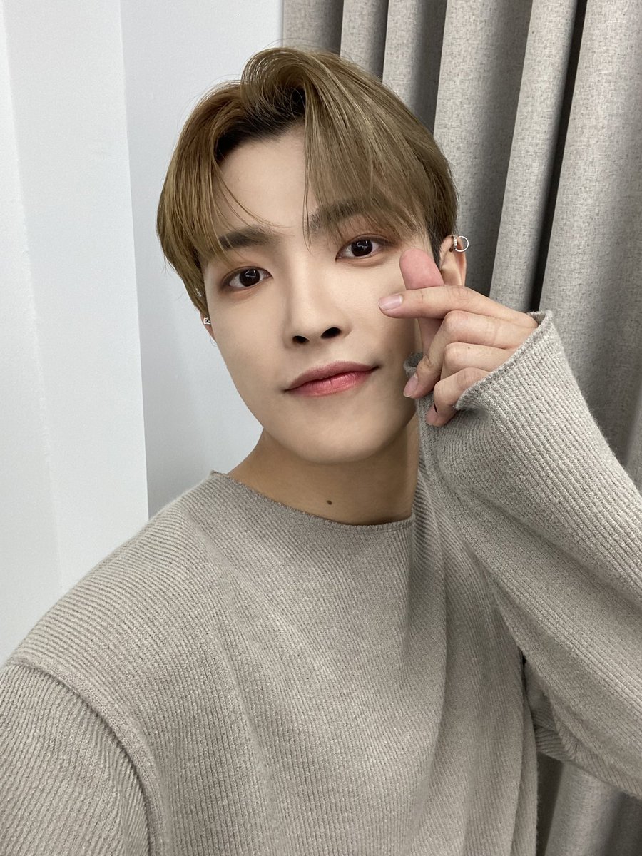 JIMHOBI7's tweet photo. 🫰🏾❤️🫰🏼 #BlacktinySelcaDay #AtinyBlackoutDay #blackoutatiny #atinyblackout #HONGJOONG #홍중 #ATEEZ @ATEEZofficial https://t.co/PPuAr5oFeP