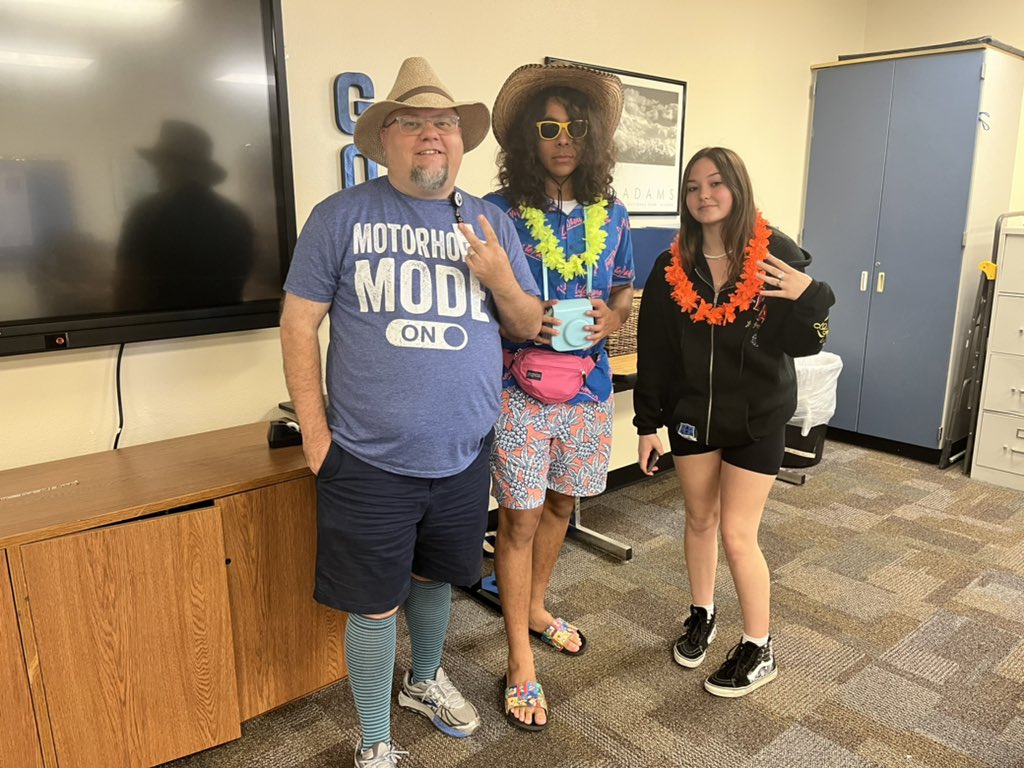 1995Pioneer's tweet photo. Hardman’s Seventh period has spirit, yes we do! We’ve got spirit how ‘bout you?! #bosworldhistory #tweettraditions  #yearofthepioneer #boshoco2022 #bigcitybiglights https://t.co/dp1sOxdOk5