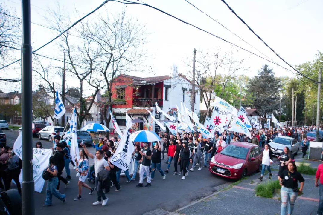 JPaltebrown's tweet photo. El día 16 de septiembre participamos de la marcha junto al frente estudiantil  de Brown en homenaje a los 46 años de La Noche de los Lápices✏️. 

👥El encuentro comenzó en el Consejo Escolar y finalizó en el Honorable Consejo Deliberante, en donde se proyecto"Sinfonía para Ana" https://t.co/xtpyyVcUEm