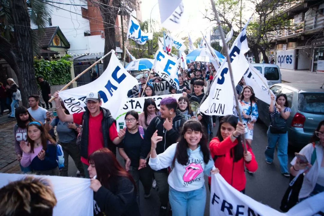 JPaltebrown's tweet photo. El día 16 de septiembre participamos de la marcha junto al frente estudiantil  de Brown en homenaje a los 46 años de La Noche de los Lápices✏️. 

👥El encuentro comenzó en el Consejo Escolar y finalizó en el Honorable Consejo Deliberante, en donde se proyecto"Sinfonía para Ana" https://t.co/xtpyyVcUEm